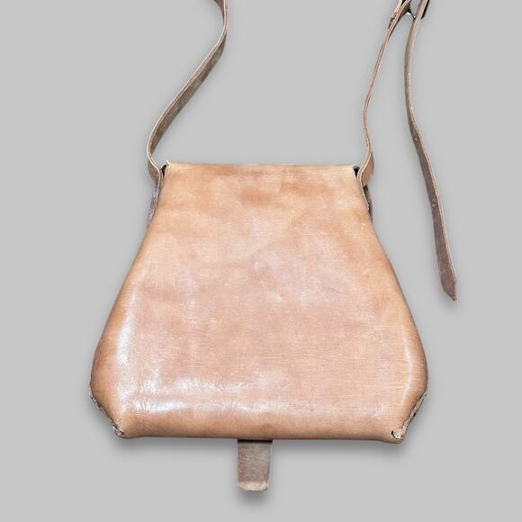 Vintage Tan Leather Crossbody Bag with Ring Buckle Closure - Picture 2 of 5